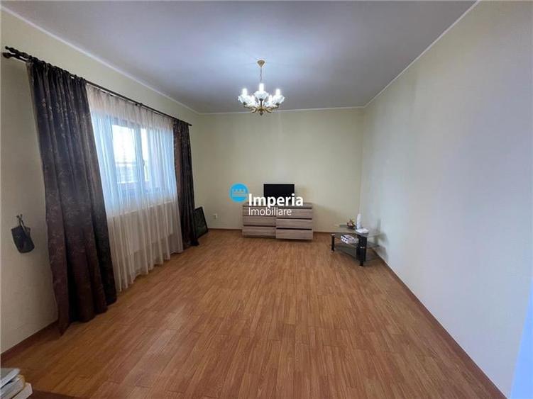 Casă individuală cu 7 camere cu Canalizare în Rediu