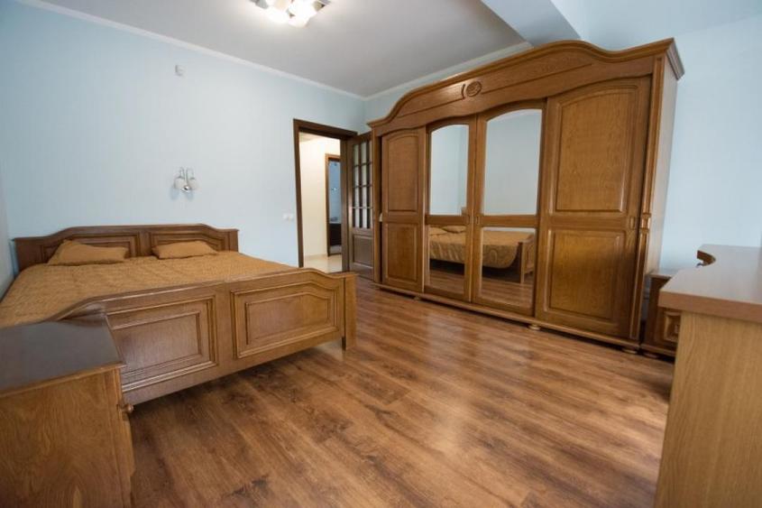 Casă individuală cu 4 camere cu Piscina în Bucov