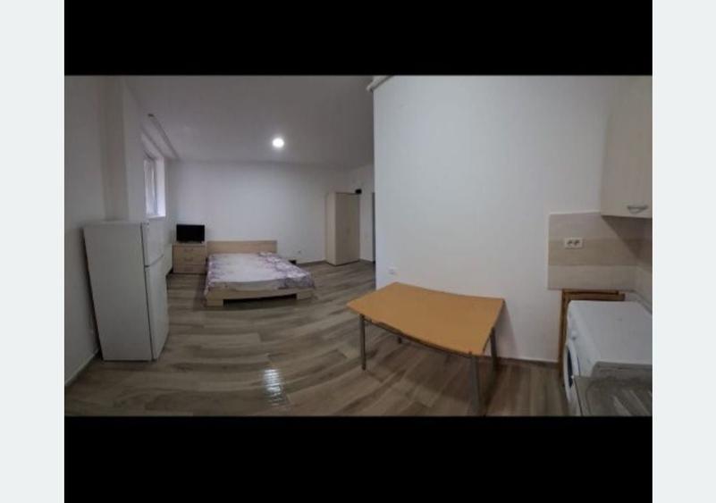Garsonieră decomandată în Roșu