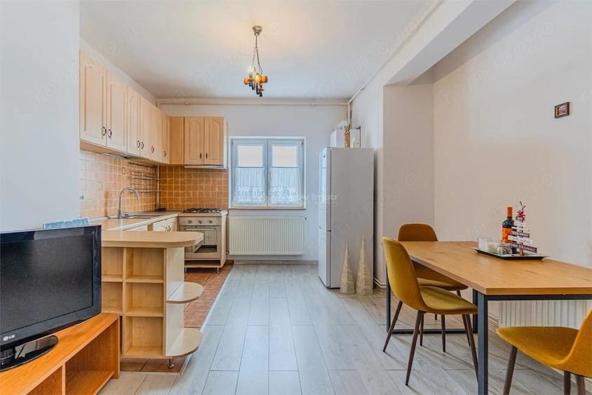 Apartament cu 3 camere decomandat, mobilat în Cristian