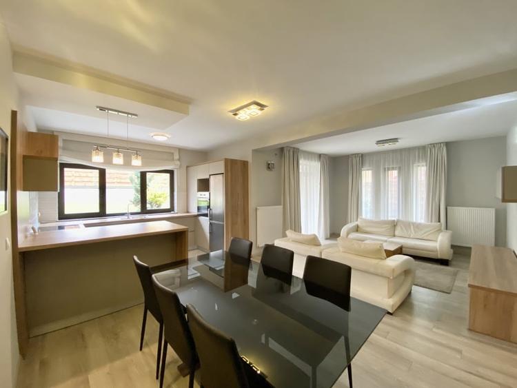 Apartament cu 3 camere semidecomandat, mobilat în Central