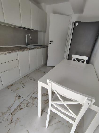 Apartament cu 3 camere decomandat în Berceni