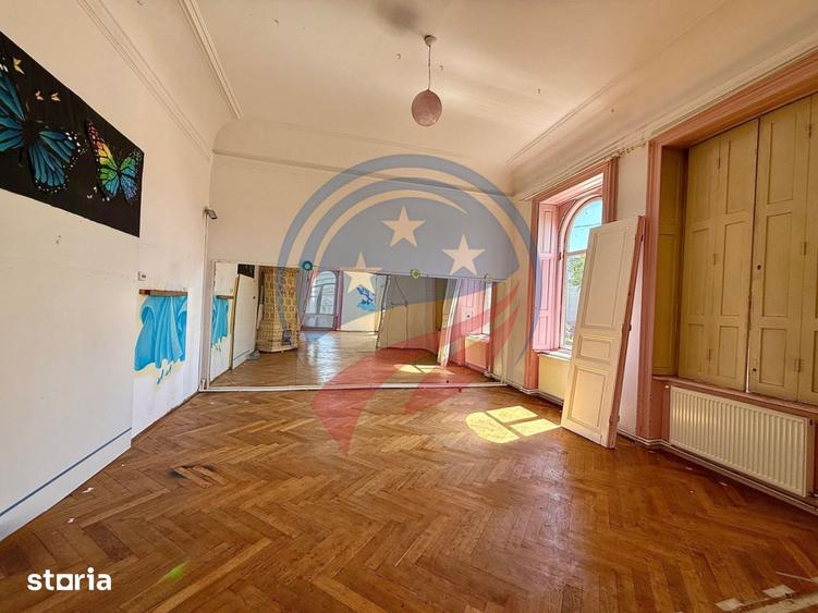 Casă cu 10 camere cu Teren 801 Mp în Ultracentral