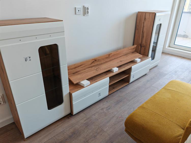 Apartament cu 3 camere semidecomandat în Tractorul