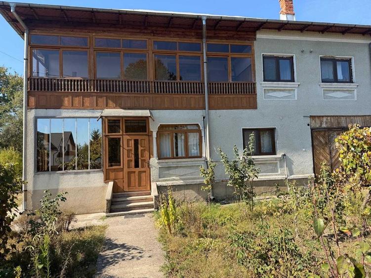 Casă cu 4 camere decomandat în Central