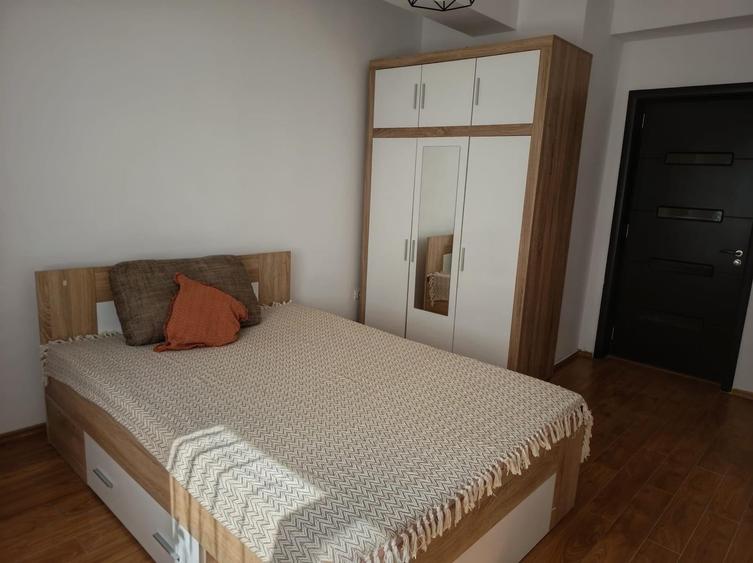 Apartament cu 3 camere semidecomandat în Militari