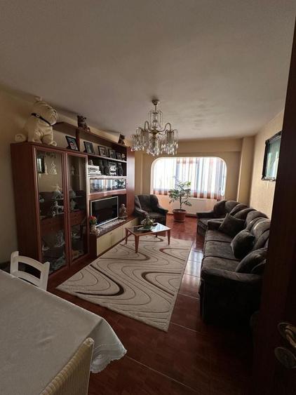Apartament cu 4 camere decomandat în Central