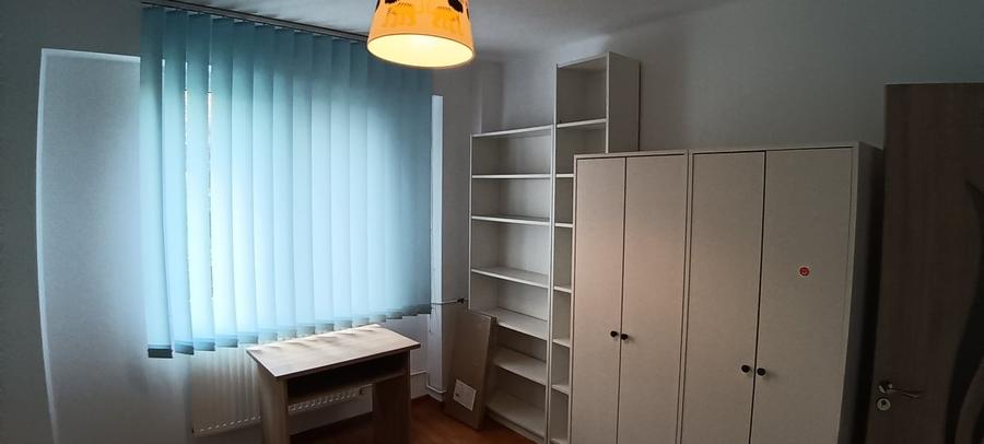 Apartament cu 3 camere semidecomandat în Tineretului