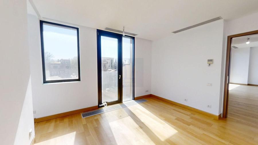 Apartament cu 3 camere semidecomandat în Eminescu
