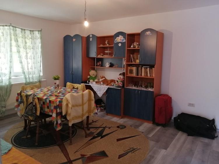 Casă individuală cu 5 camere cu Canalizare în Plopi