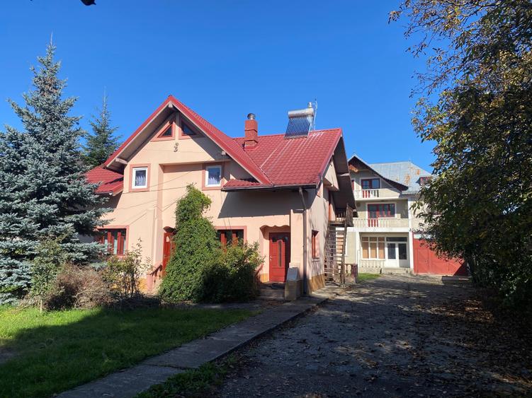 Casă individuală cu 8 camere cu Teren 1820 Mp în Vadu Moldovei