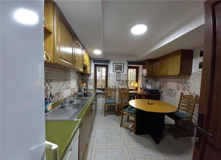 Apartament cu 3 camere decomandat, mobilat în Central
