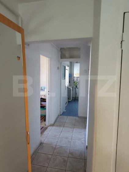 Apartament cu 3 camere semidecomandat în Filiași