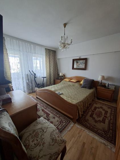 Apartament cu 4 camere decomandat în Central