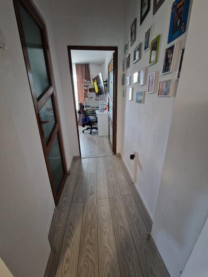 Apartament cu 3 camere decomandat în Uiești