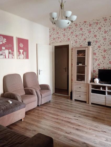 Apartament cu 4 camere semidecomandat în Medicină