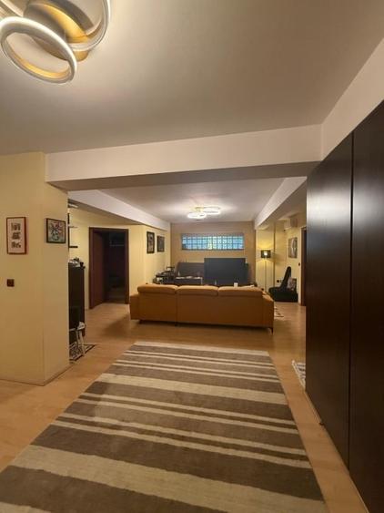 Apartament cu 4 camere semidecomandat, mobilat în Roșu