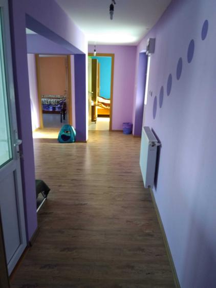Casă cu 4 camere decomandat în Stănești
