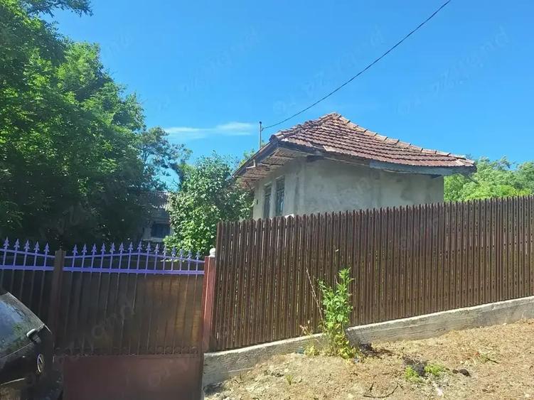 Casă cu 2 camere cu Teren 3100 Mp în Central