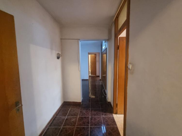 Apartament cu 4 camere semidecomandat în Moșilor