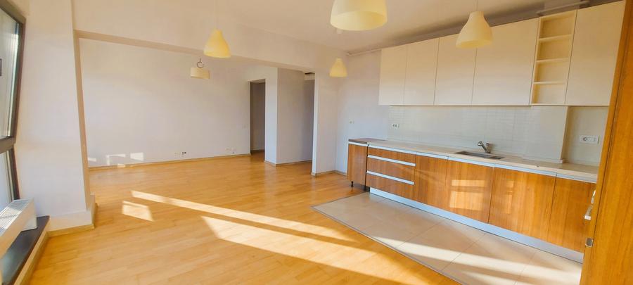 Apartament cu 4 camere nedecomandat în Pipera