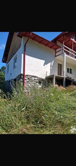 Casă cu 2 camere cu Teren 5000 Mp în Central