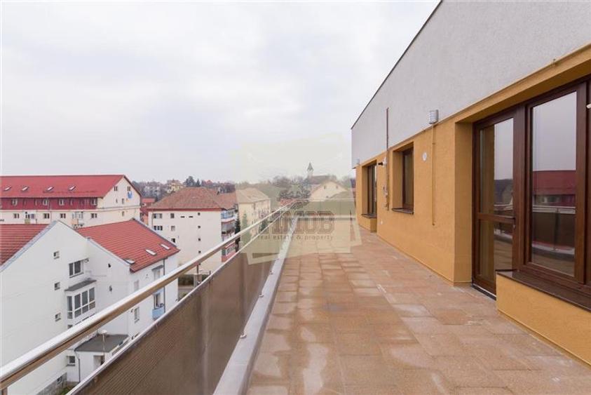 Penthouse cu 4 camere decomandat, mobilat în Ștrand