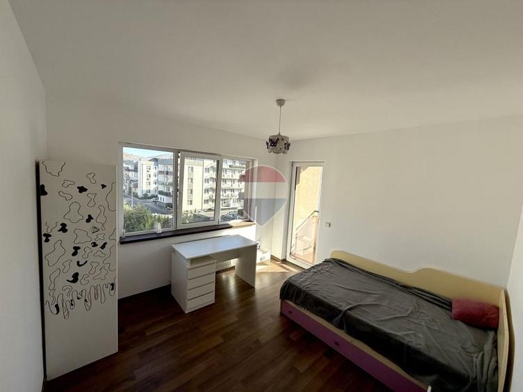 Apartament cu 3 camere semidecomandat, mobilat în Florești