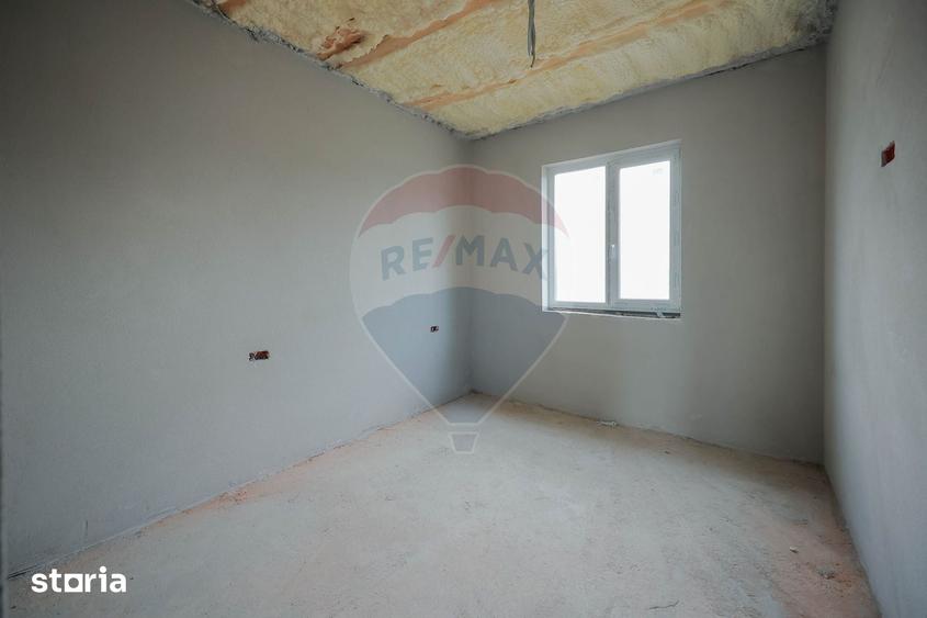 Casă cu 3 camere cu Teren 455 Mp în Sânmartin