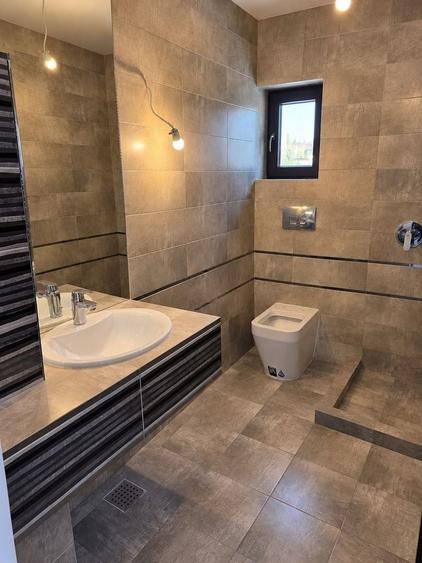 Casă individuală cu 16 camere cu Canalizare în Central