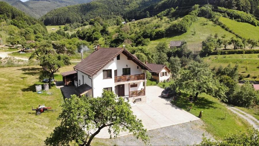 Casă cu 4 camere în Râu Sadului