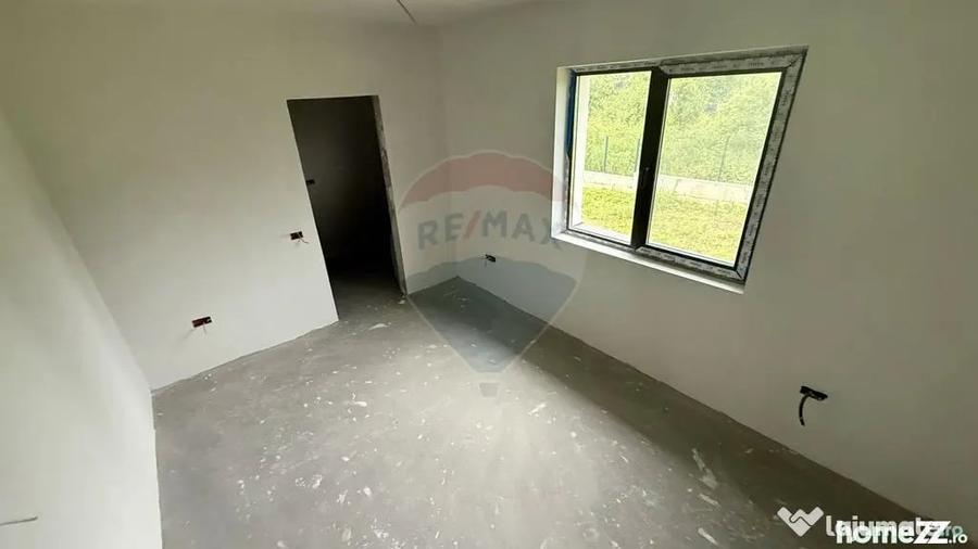 Casă cu 7 camere cu Teren 892 Mp în Est
