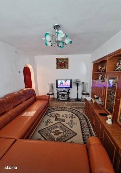 Apartament cu 3 camere semidecomandat în Calea București