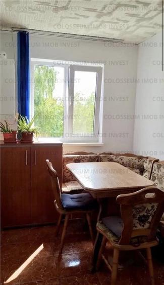 Apartament cu 3 camere semidecomandat în Florilor