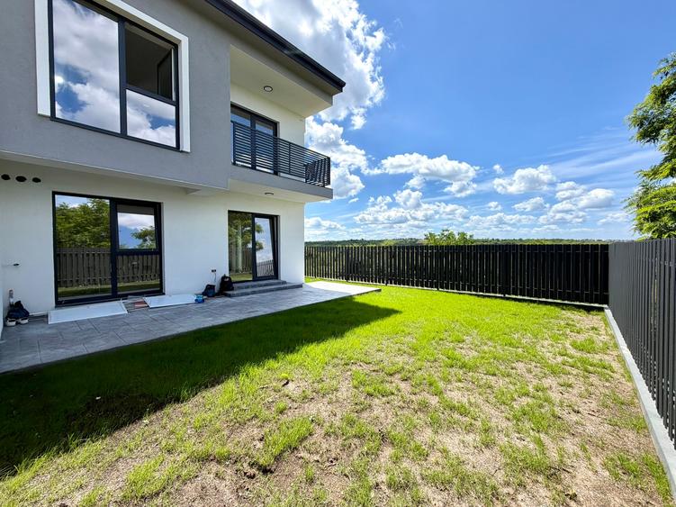 Duplex cu 4 camere cu Canalizare în Bucium
