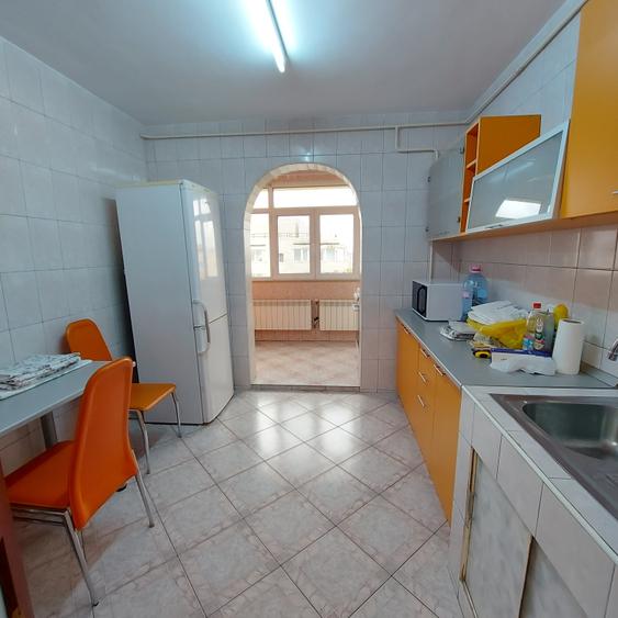 Apartament cu 3 camere semidecomandat în Dristor
