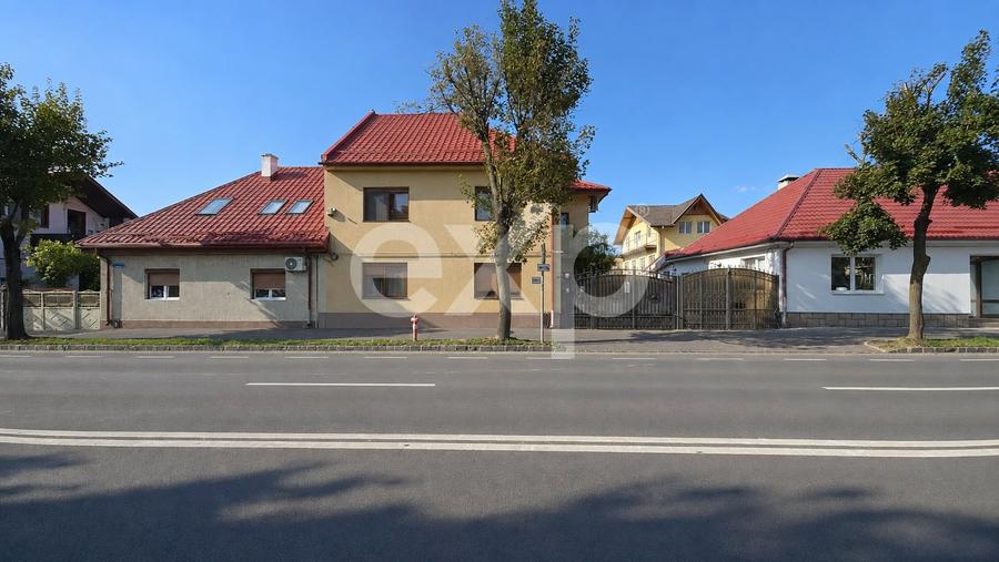 Apartament cu 3 camere decomandat în Tractorul
