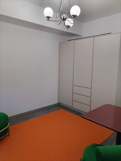 Apartament cu 3 camere semidecomandat în Dămăroaia