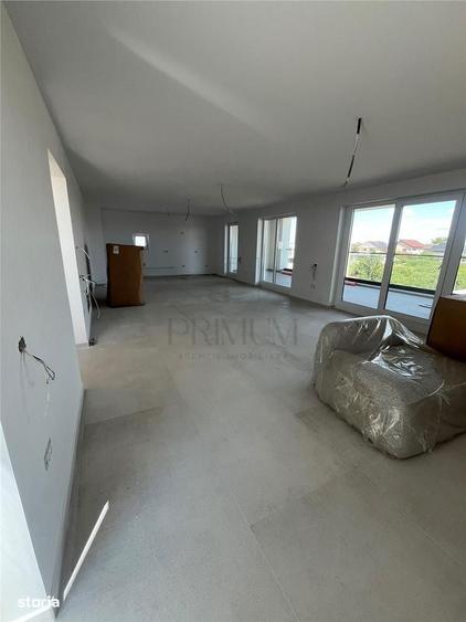 Apartament cu 4 camere decomandat în Dumbrăvița