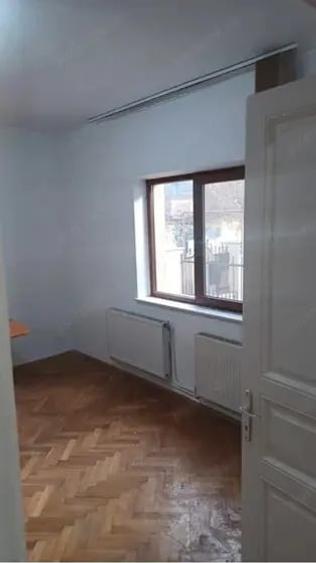 Casă cu 3 camere cu Teren 180 Mp în Central
