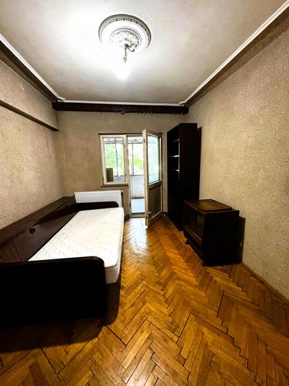 Apartament cu 3 camere decomandat în Podul de Fier