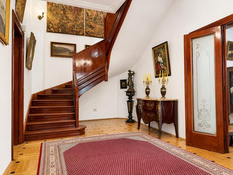 Casă individuală cu 12 camere cu Canalizare în Central