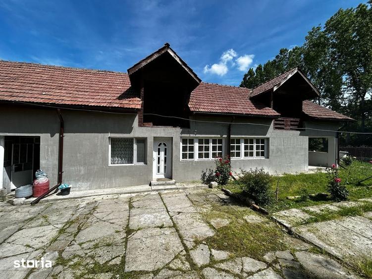 Casă cu 4 camere cu Teren 1624 Mp în Voinești