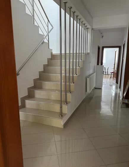 Casă individuală cu 7 camere cu Teren 365 Mp în Tineretului