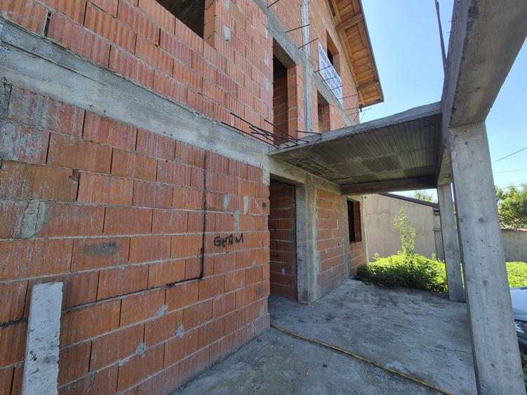 Casă individuală cu 7 camere cu Canalizare în Chiajna