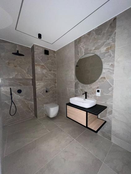 Apartament cu 3 camere semidecomandat în Florești
