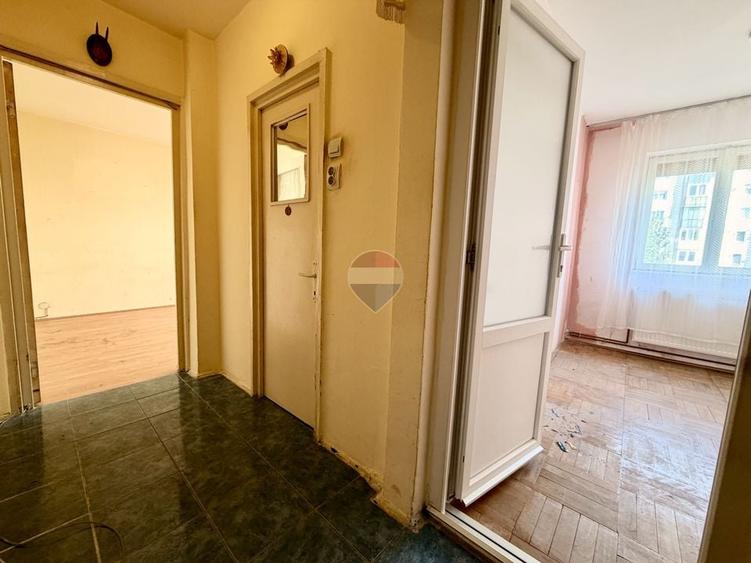 Apartament cu 3 camere semidecomandat în Aurel Vlaicu