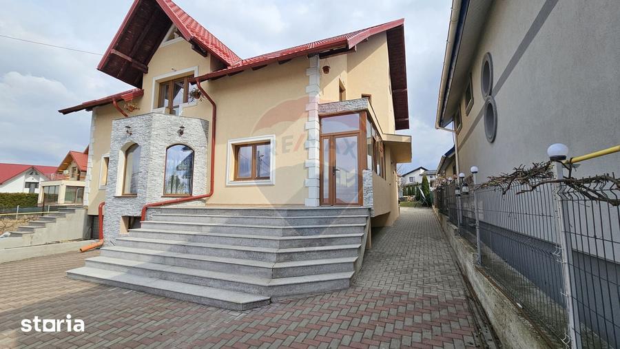 Casă cu 6 camere cu Teren 1000 Mp în Șcheia