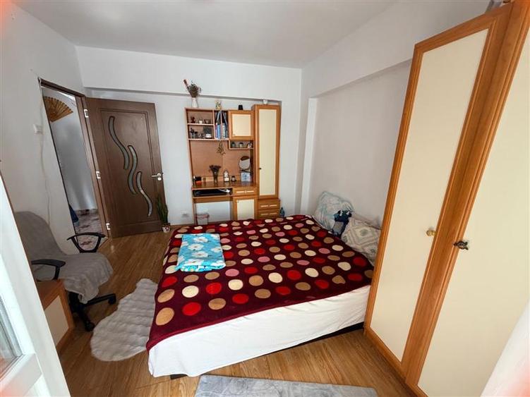 Apartament cu 3 camere decomandat, mobilat în Dacia