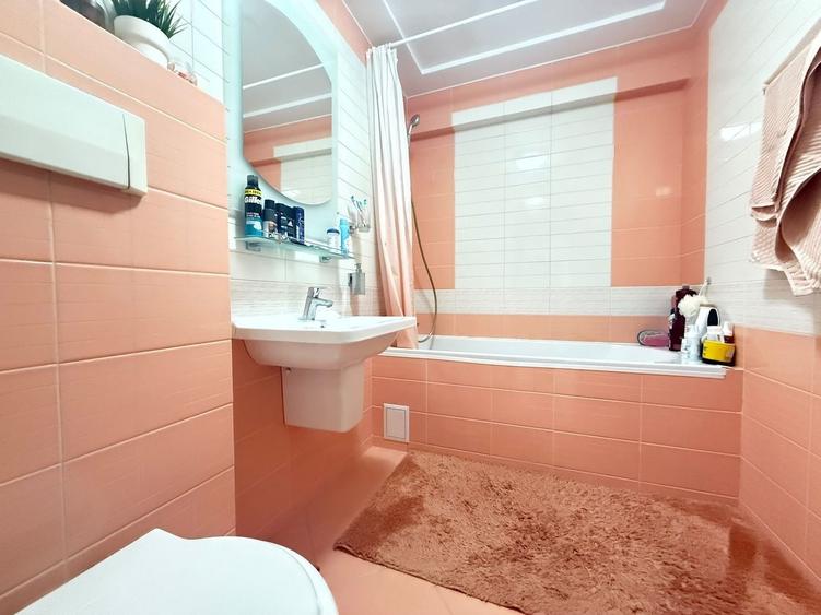 Apartament cu 3 camere semidecomandat în Decebal
